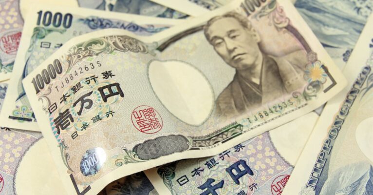 Japanese Yen's fluctuations, USD/JPY dynamics, and FOMC's impact on forex.
